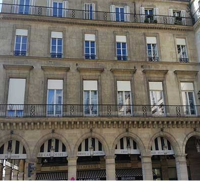 Pose de porte-fenêtre et volets roulants dans un immeuble classé de Paris (1er) - Fenêtre esprit ancien.